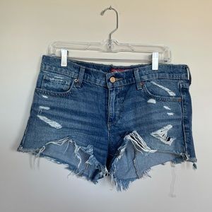 SUPER CUTE DISTRESSED JEAN SHORTS